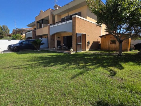 casa indipendente in vendita ad Anzio in zona Villa Claudia