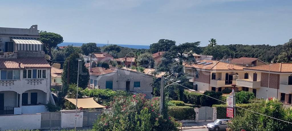 appartamento in vendita ad Anzio in zona Villa Claudia