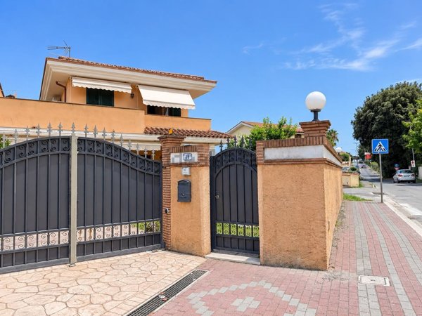casa indipendente in vendita ad Anzio in zona Stazione