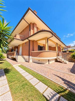 casa indipendente in vendita ad Anzio in zona Mare