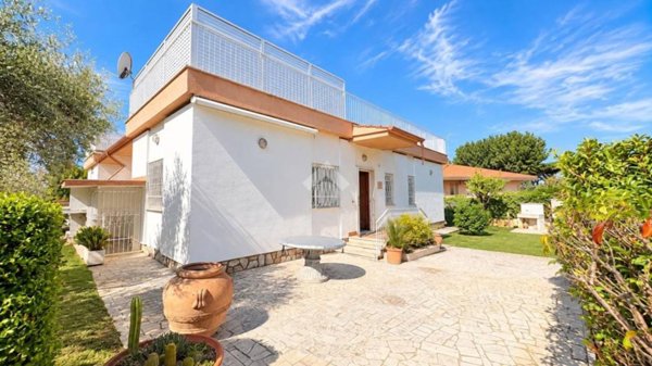 casa indipendente in vendita ad Anzio in zona Villa Claudia