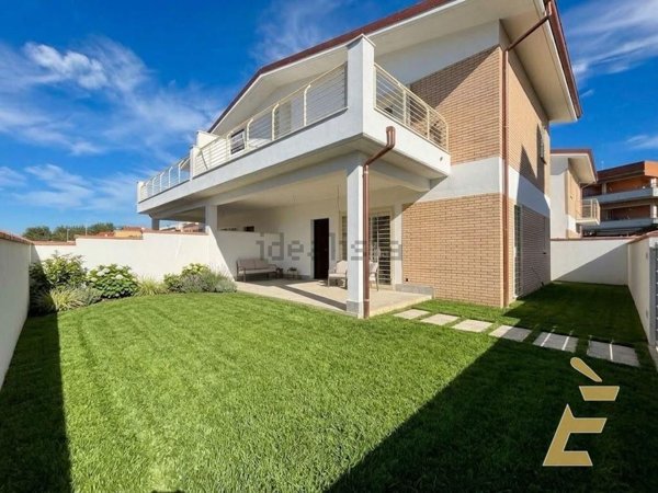 casa indipendente in vendita ad Anzio in zona Mare