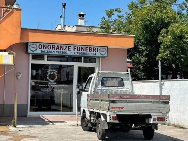 locale commerciale in vendita ad Anzio in zona Mare