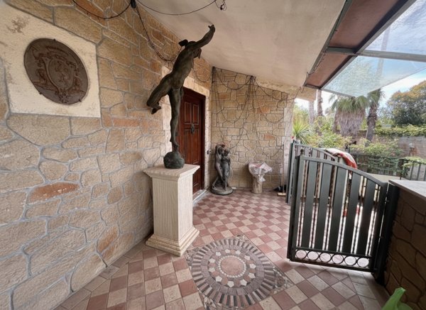 casa indipendente in vendita ad Anzio in zona Villa Claudia