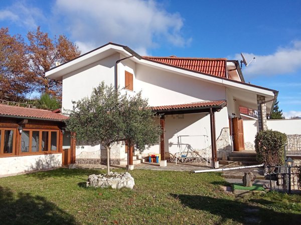 casa indipendente in vendita ad Arcinazzo Romano in zona Altipiani di Arcinazzo