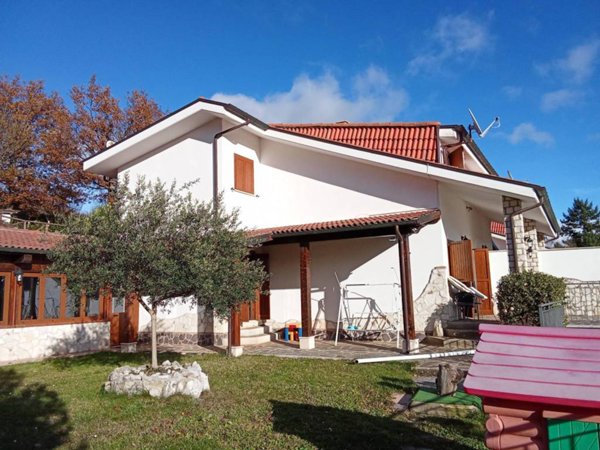 casa indipendente in vendita ad Arcinazzo Romano in zona Altipiani di Arcinazzo