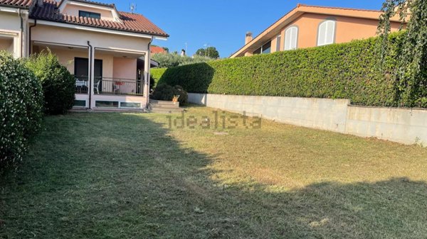 casa indipendente in vendita ad Ariccia