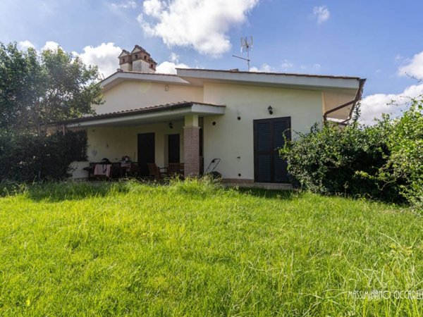 casa indipendente in vendita ad Ariccia in zona Fontana di Papa