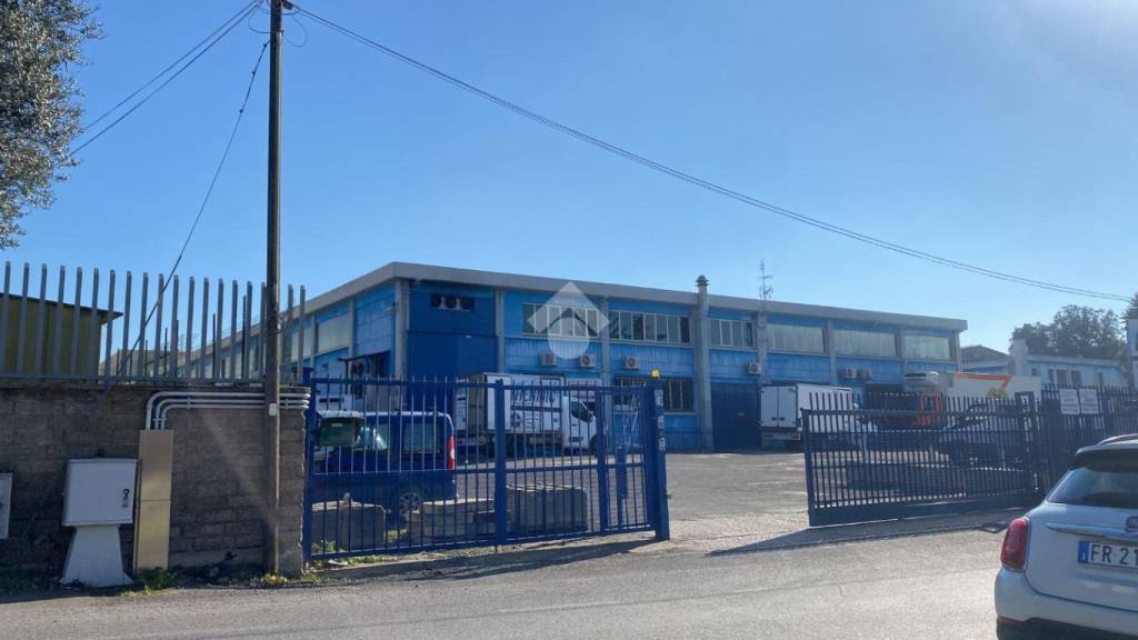 locale commerciale in vendita ad Ariccia