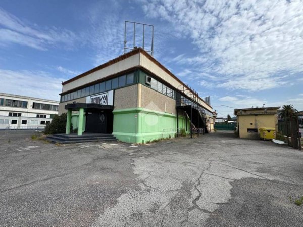 locale commerciale in vendita ad Ariccia in zona Fontana di Papa