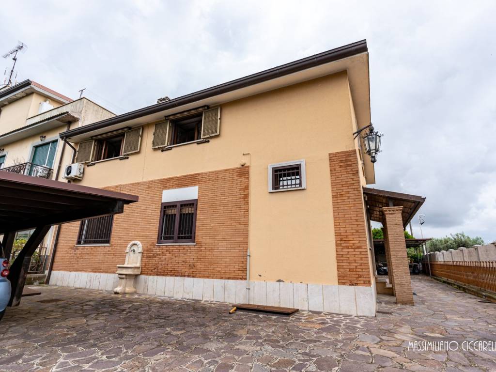 casa indipendente in vendita ad Ariccia in zona Fontana di Papa