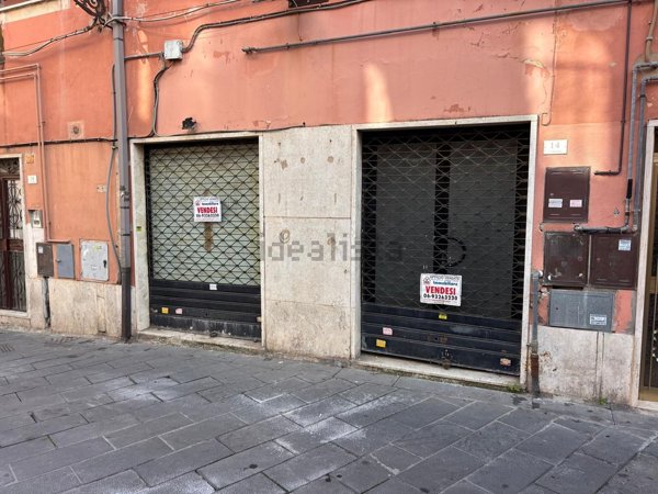 locale commerciale in vendita ad Ariccia