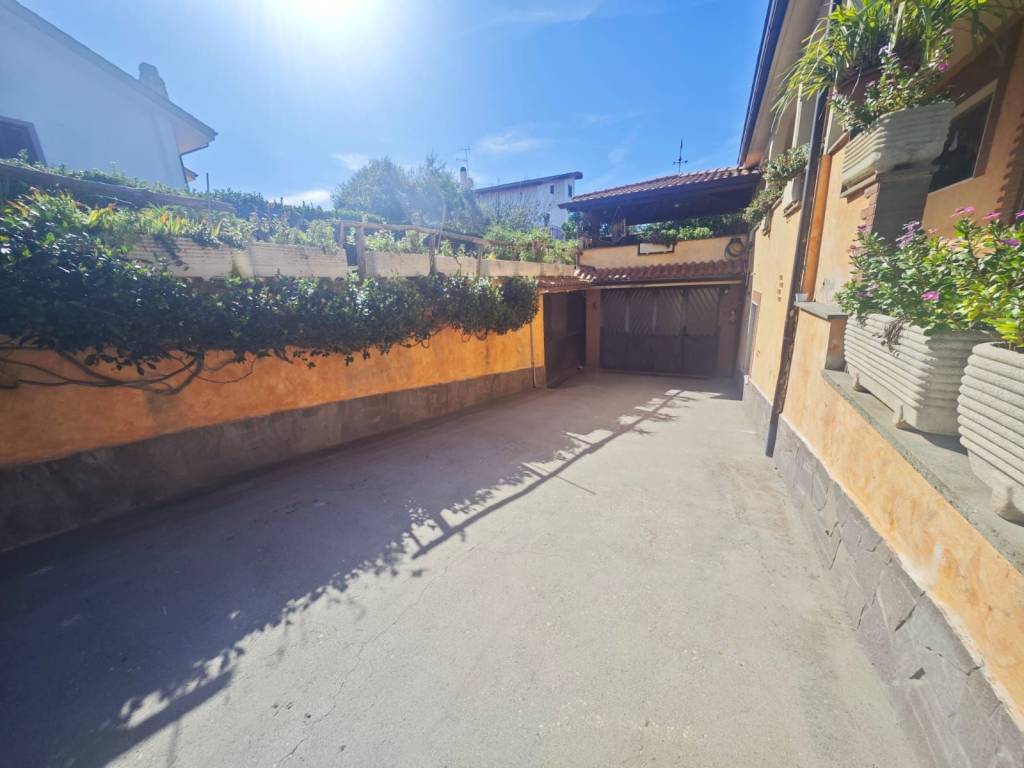 casa indipendente in vendita ad Ariccia in zona Fontana di Papa