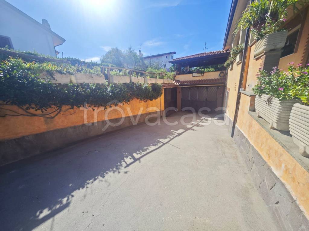 casa indipendente in vendita ad Ariccia in zona Fontana di Papa