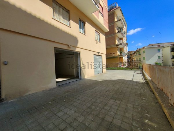 locale commerciale in vendita ad Ariccia