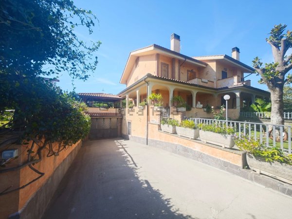 casa indipendente in vendita ad Ariccia in zona Fontana di Papa