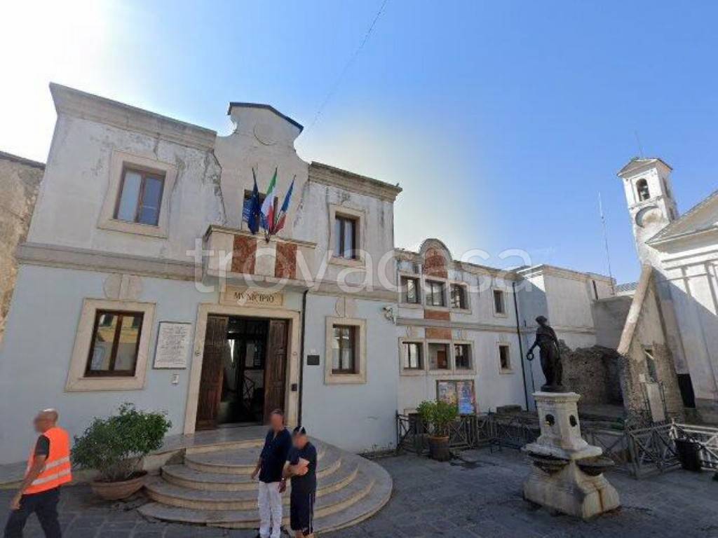 negozio in vendita ad Ariccia in zona Fontana di Papa