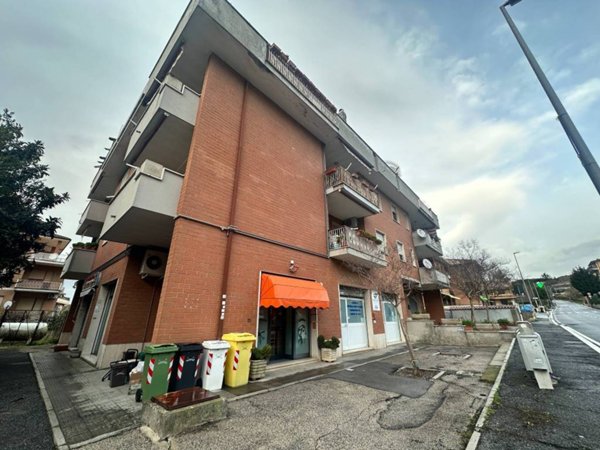 negozio in vendita ad Ariccia