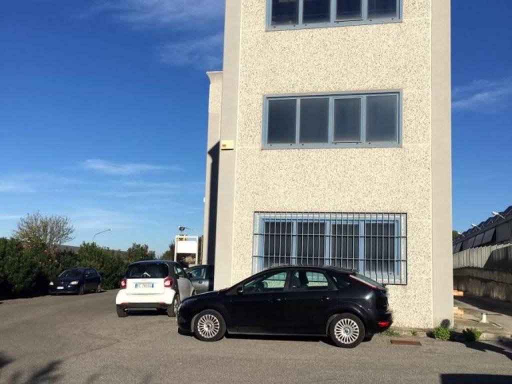 locale commerciale in vendita ad Ariccia