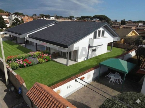 casa indipendente in vendita ad Ariccia