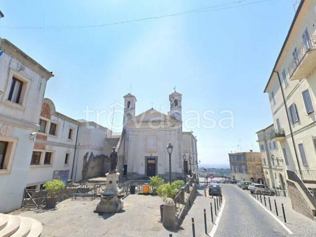 negozio in vendita ad Ariccia in zona Fontana di Papa