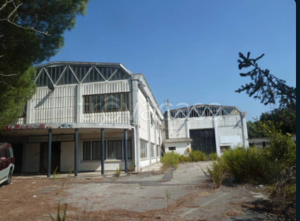 locale commerciale in vendita ad Ariccia