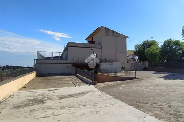 locale commerciale in vendita ad Ariccia