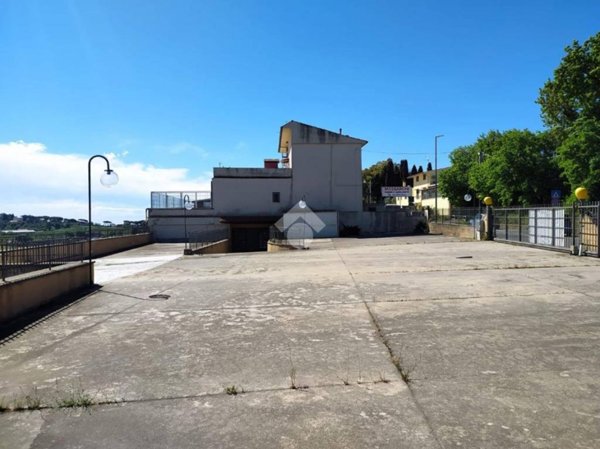 negozio in vendita ad Ariccia in zona Fontana di Papa