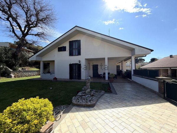 casa indipendente in vendita ad Ariccia in zona Fontana di Papa