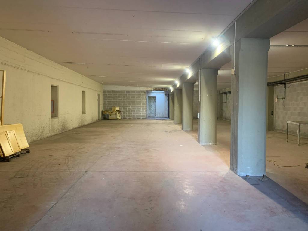 locale commerciale in vendita ad Ariccia