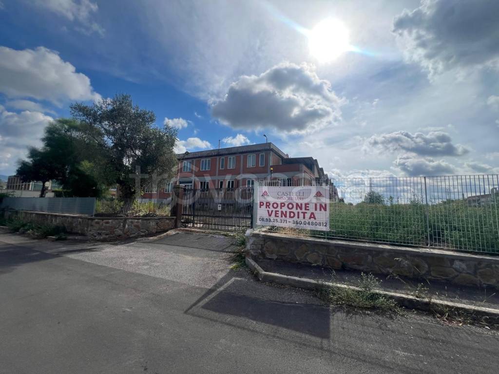 locale commerciale in vendita ad Ariccia in zona Fontana di Papa