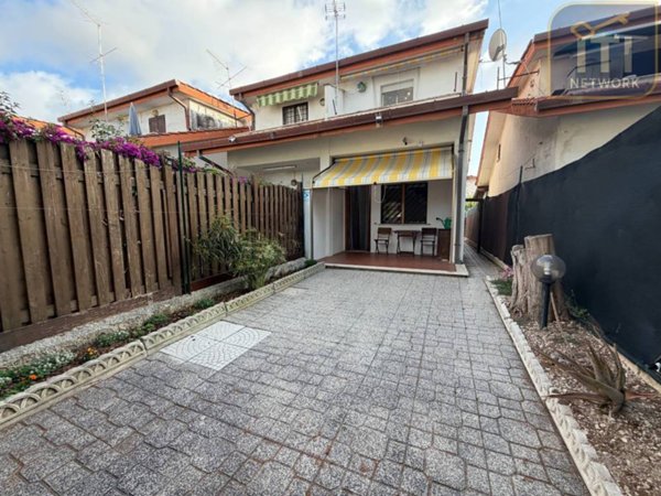 casa indipendente in vendita ad Ariccia
