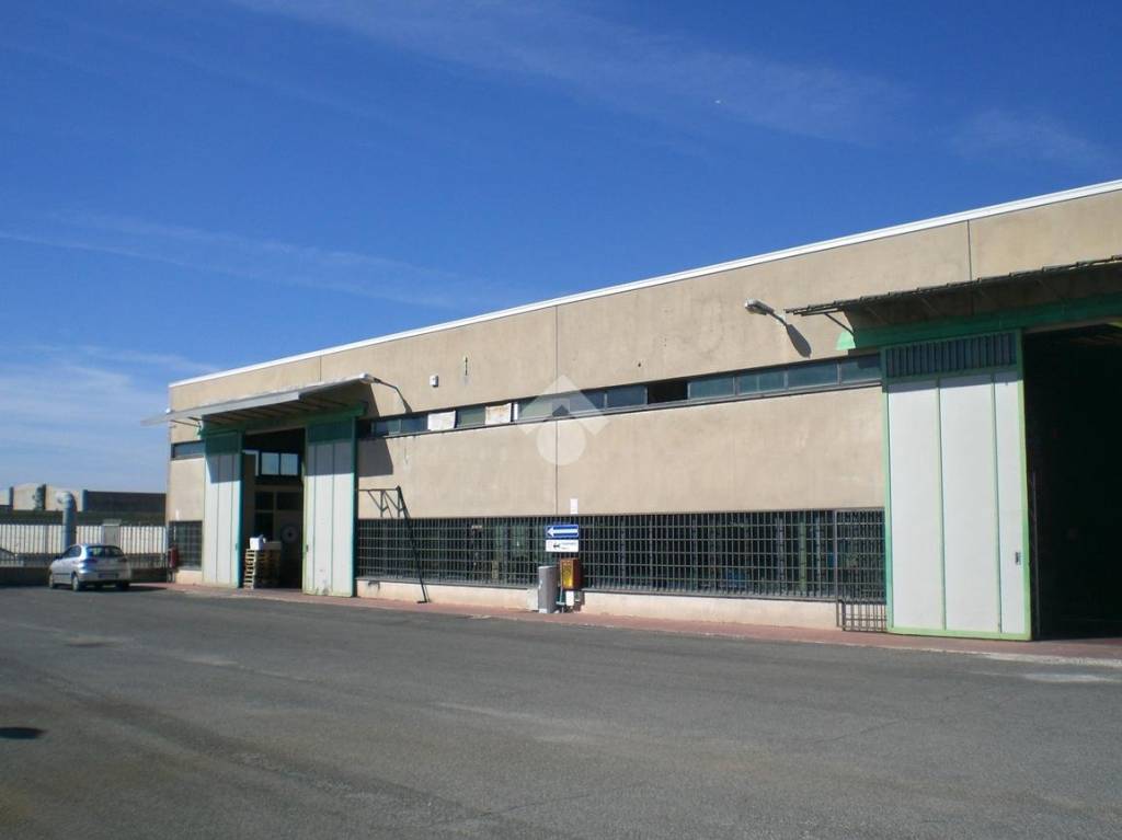 locale commerciale in vendita ad Ariccia in zona Fontana di Papa