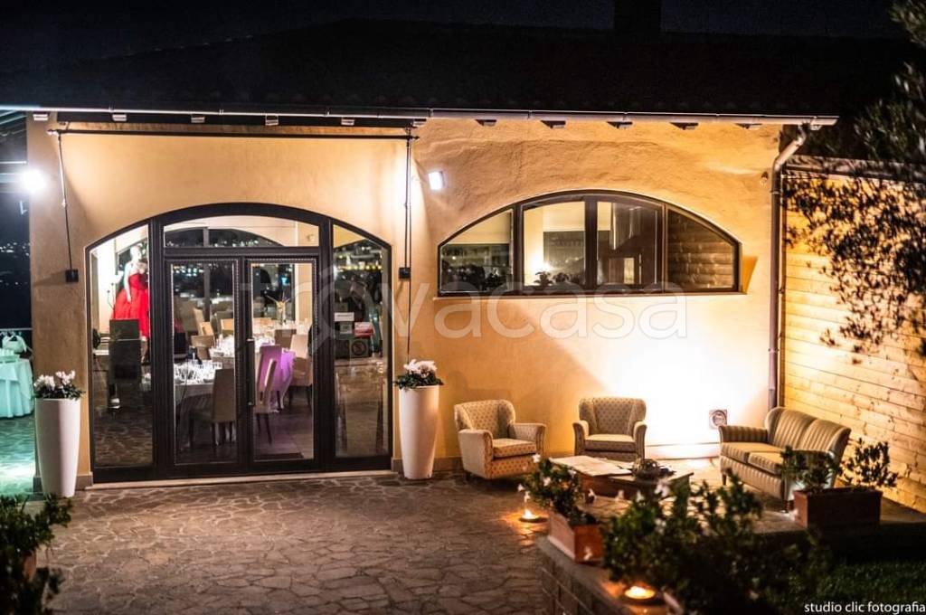 negozio in vendita ad Ariccia in zona Fontana di Papa
