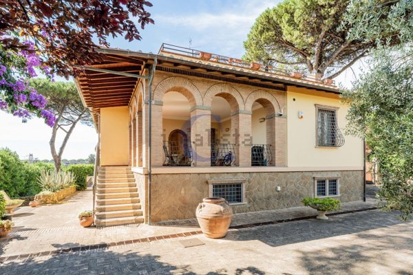 casa indipendente in vendita ad Ariccia in zona Fontana di Papa