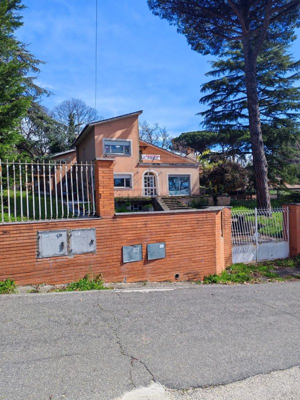 casa indipendente in vendita ad Ariccia
