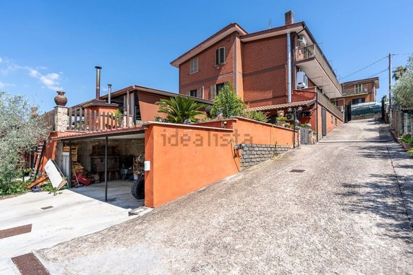 casa indipendente in vendita ad Ariccia in zona Fontana di Papa