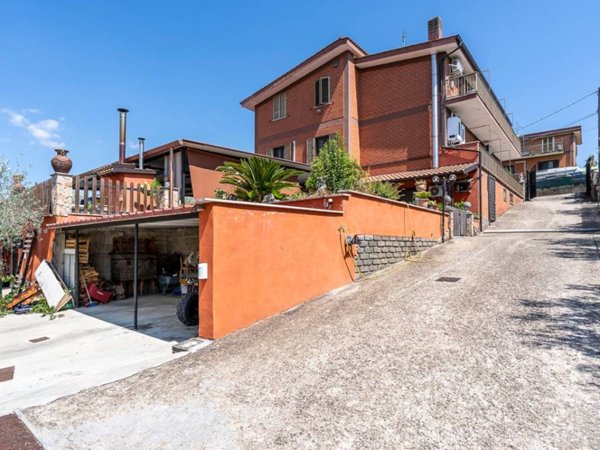 casa indipendente in vendita ad Ariccia in zona Fontana di Papa