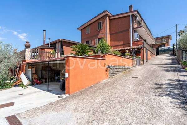 casa indipendente in vendita ad Ariccia in zona Fontana di Papa
