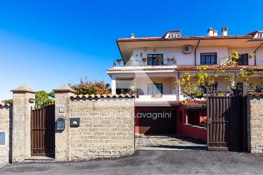 casa indipendente in vendita ad Ariccia in zona Fontana di Papa
