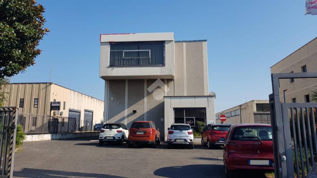 capannone in vendita ad Ariccia in zona Fontana di Papa