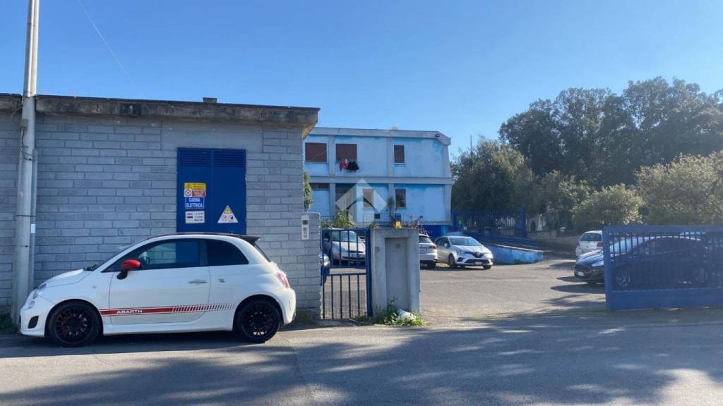 locale commerciale in vendita ad Ariccia in zona Fontana di Papa
