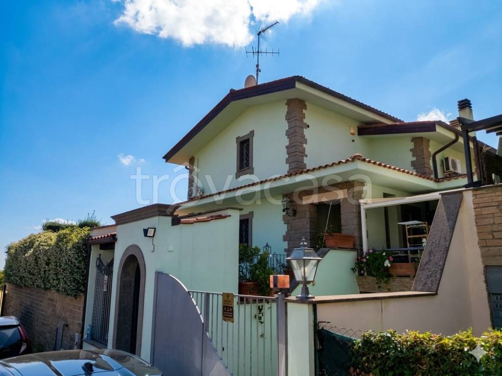 casa indipendente in vendita ad Ariccia in zona Fontana di Papa