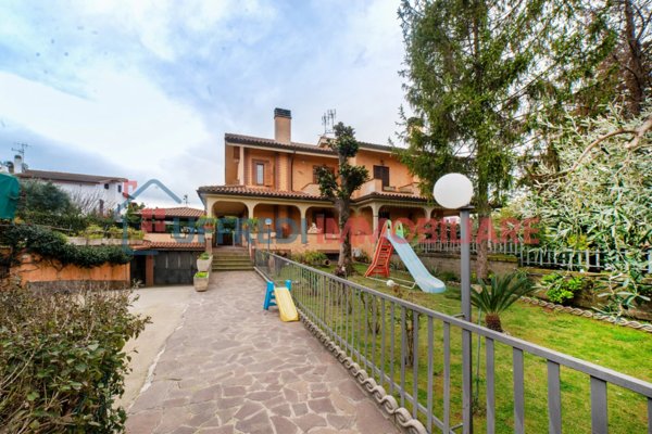 casa indipendente in vendita ad Ariccia in zona Fontana di Papa