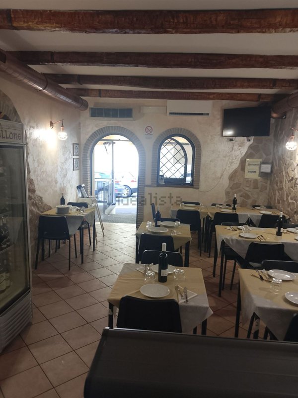 locale commerciale in vendita ad Ariccia