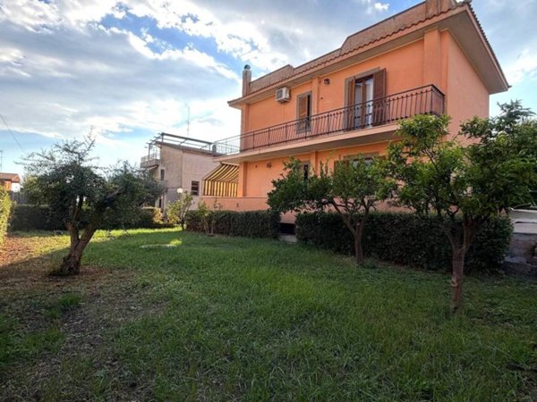 casa indipendente in vendita ad Ariccia in zona Fontana di Papa
