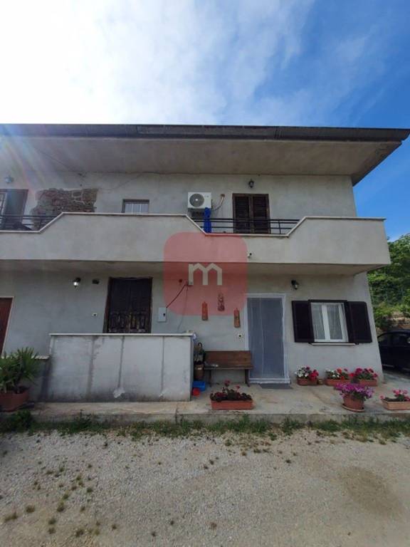 casa indipendente in vendita ad Artena in zona Colubro