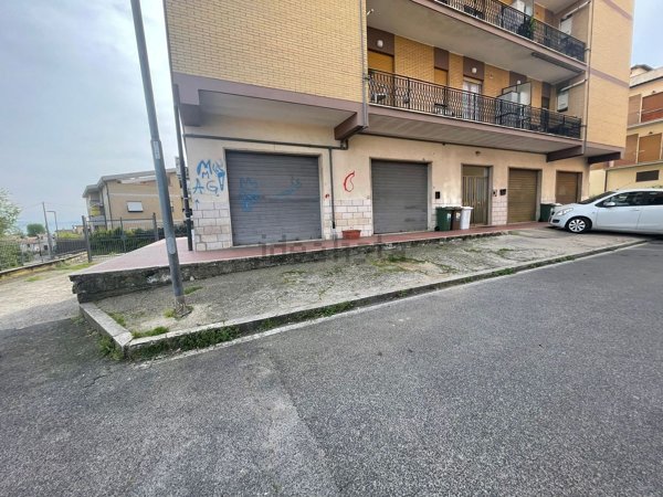 locale commerciale in vendita ad Artena