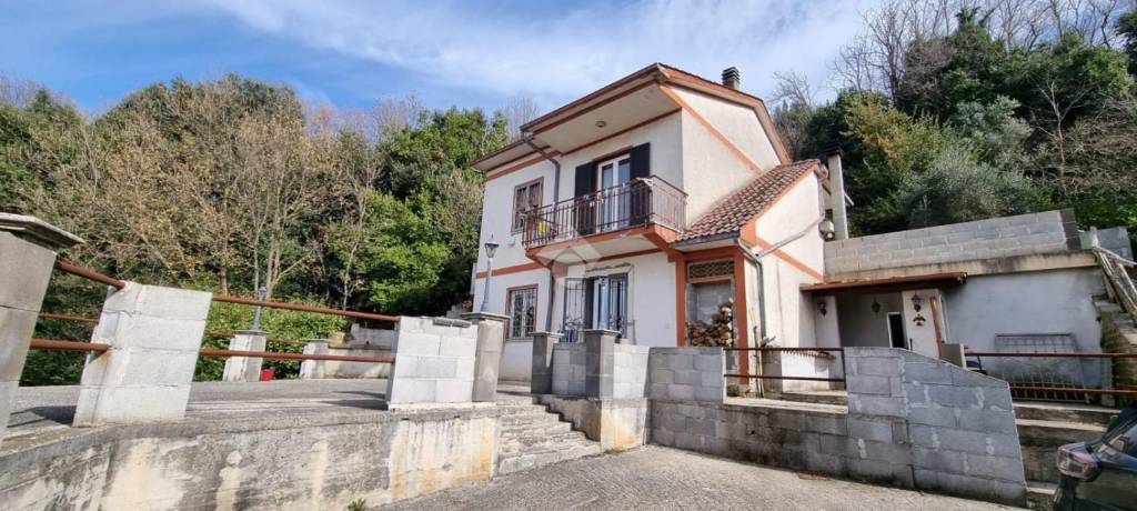 casa indipendente in vendita ad Artena in zona Selvatico
