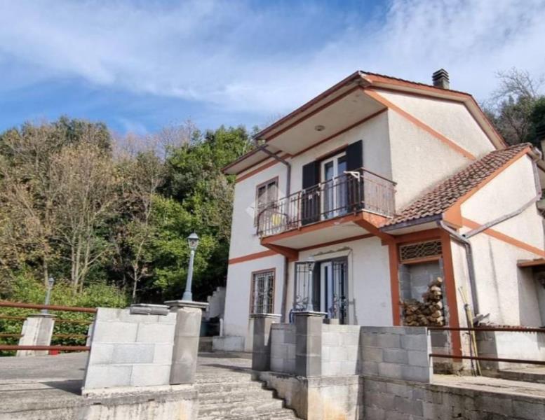casa indipendente in vendita ad Artena in zona Selvatico